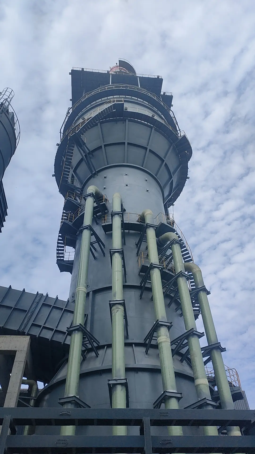 工業(yè)除塵領(lǐng)域優(yōu)選濰坊聯(lián)榮環(huán)保設(shè)備，專注濕式靜電除塵設(shè)備研發(fā)，提供高效除塵解決方案